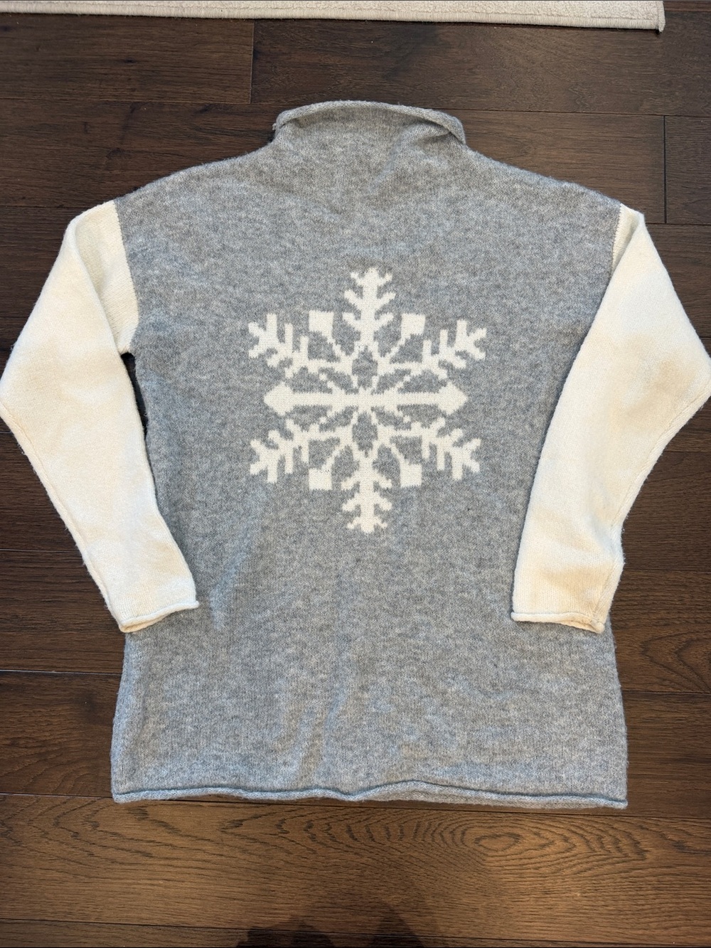 Cupcake & Cashmere Snowflake Turtleneck Sweater Size Medium - C65-029